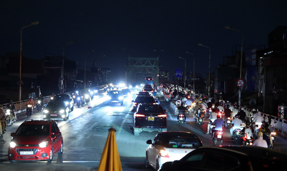 Hàng nghìn phương tiện nối đuôi nhau qua cầu Chương Dương sang quận Long Biên tăng đột biến trong giờ cao điểm. (Ảnh: Quốc Khánh/TTXVN)