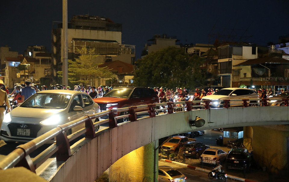 Do cấm cầu Long Biên nên thời điểm tan tầm, rất đông các phương tiện đổ dồn về cầu Chương Dương theo hướng từ trung tâm Hà Nội sang quận Long Biên. (Ảnh: Quốc Khánh/TTXVN)