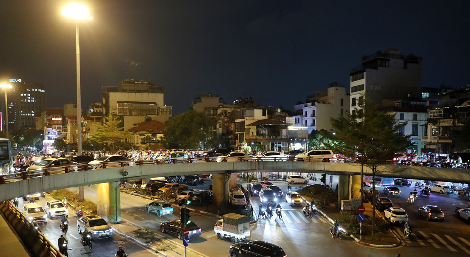 Các phương tiện chen nhau từng chút để tìm đường lên cầu. (Ảnh: Quốc Khánh/TTXVN)