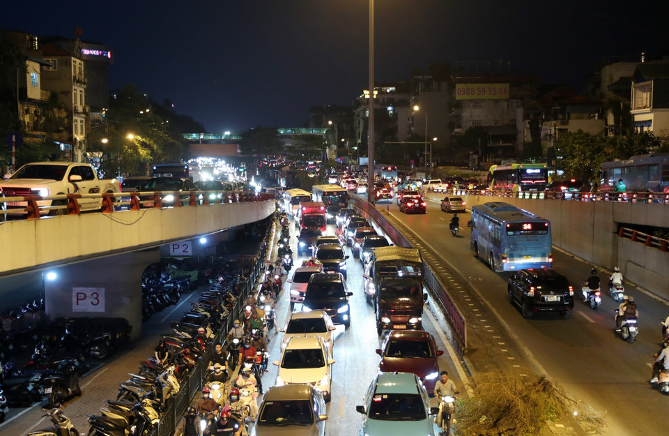 Lưu lượng phương tiện lớn từ hướng đường Trần Quang Khải (quận Hoàn Kiếm) lên cầu Chương Dương về quận Long Biên cũng khiến tình trạng tắc ứ trở nên nghiêm trọng hơn. (Ảnh: Quốc Khánh/TTXVN)