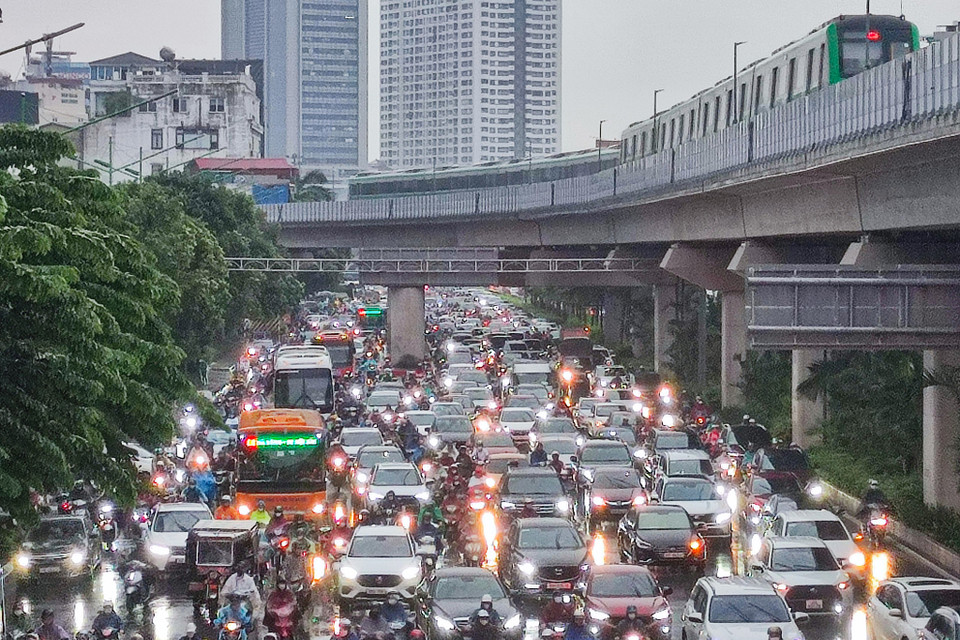 Tại khu vực Nguyễn Trãi, hàng dài phương tiện nối đuôi nhau di chuyển chậm. (Ảnh: Hoài Nam/Vietnam+)
