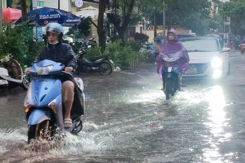Tại khu vực Triều Khúc (Thanh Trì, Hà Nội), tình trạng ngập úng xảy ra khiến người tham gia giao thông gặp khó khăn trong di chuyển. (Ảnh: Hoài Nam/Vietnam+)