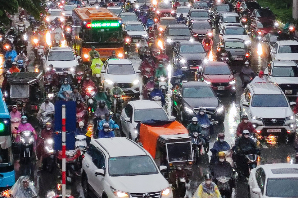 Nhiều xe máy chen vào các khoảng trống khiến lưu lượng phương tiện 'chật như nêm.' (Ảnh: Hoài Nam/Vietnam+)
