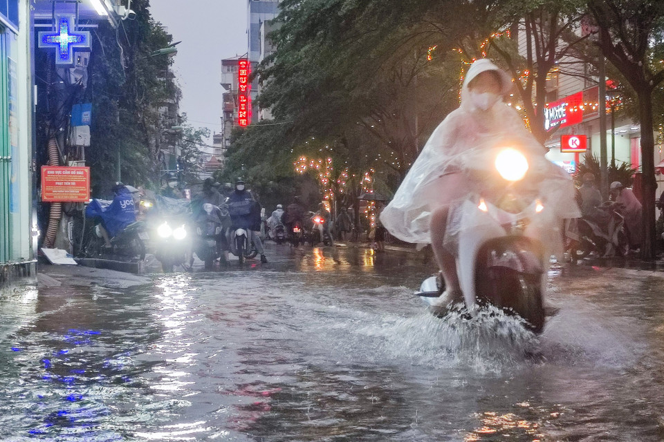 Tại một số khu vực, nước ngập đến khoảng nửa bánh xe máy. (Ảnh: Hoài Nam/Vietnam+)