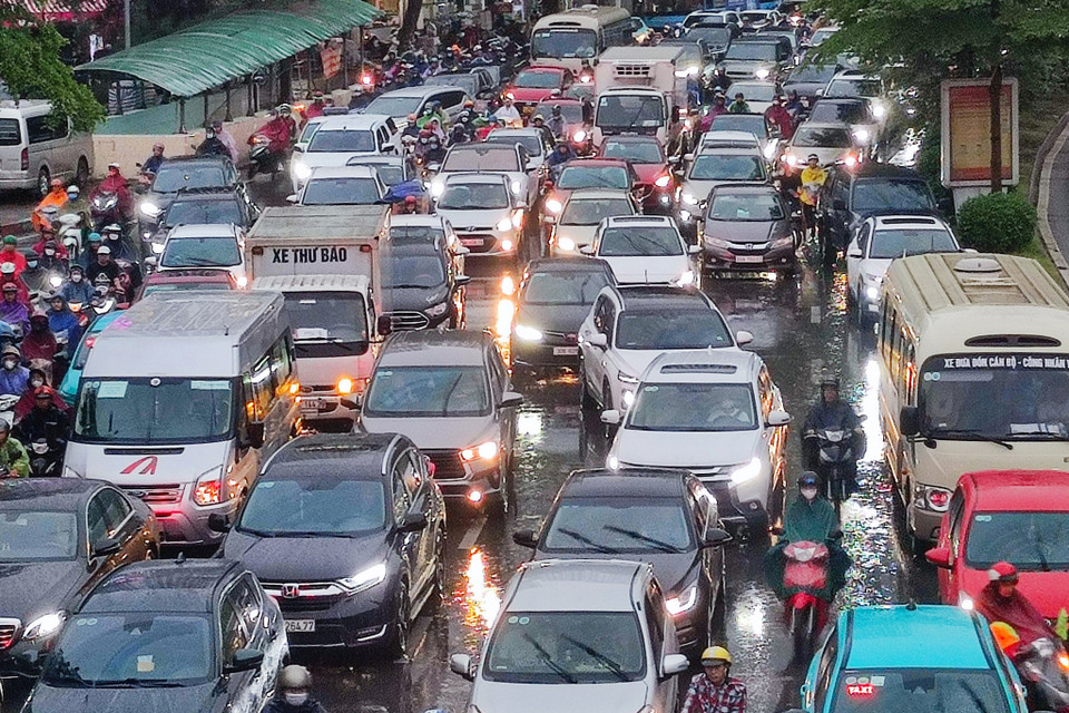 Tại khu vực Ngã Tư Sở, hàng dài ôtô nhích từng chút một do tuyến đường bị ngập. (Ảnh: Hoài Nam/Vietnam+)