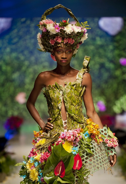 Người mẫu giới thiệu kiểu trang phục được làm với các loại hoa, lá của nhà tạo mẫu Felipe Sinisterra tại triển lãm. (Nguồn: AFP/TTXVN)