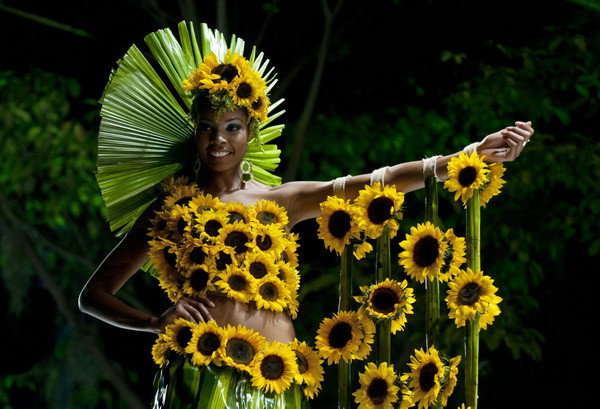 Người mẫu giới thiệu kiểu trang phục được làm với các lá cây và những bông hoa hướng dương tại triển lãm. (Nguồn: AFP/TTXVN)