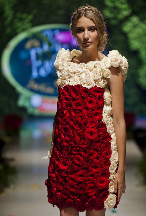 Người mẫu giới thiệu kiểu trang phục được làm với các loại hoa của nhà tạo mẫu Valentina Garcia tại triển lãm. (Nguồn: AFP/TTXVN)