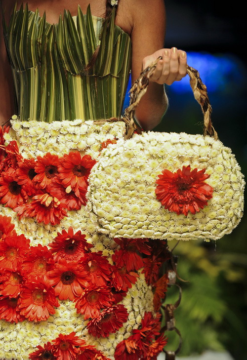 Người mẫu giới thiệu kiểu trang phục được làm với lá cây và các loại hoa tại triển lãm. (Nguồn: AFP/TTXVN)