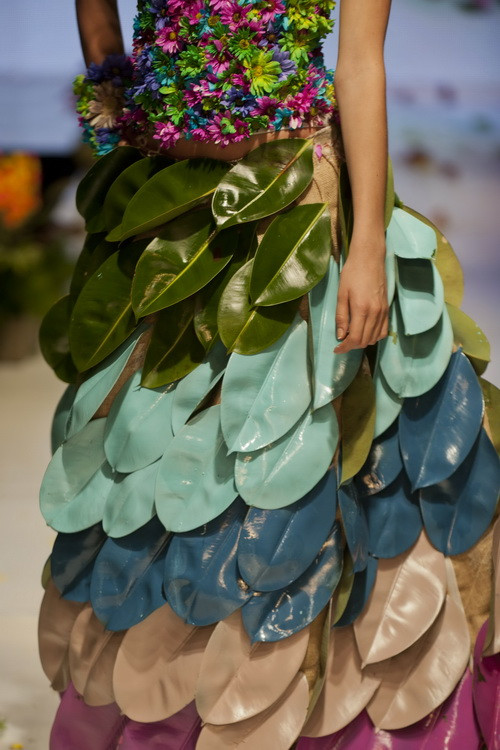 Người mẫu giới thiệu kiểu trang phục được làm với các loại lá cây và hoa tại triển lãm. (Nguồn: AFP/TTXVN)