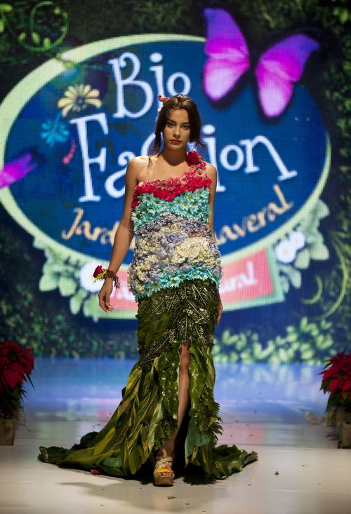 Người mẫu giới thiệu kiểu trang phục được làm với các loại hoa, lá của nhà tạo mẫu Alejandra Buche tại triển lãm. (Nguồn: AFP/TTXVN)