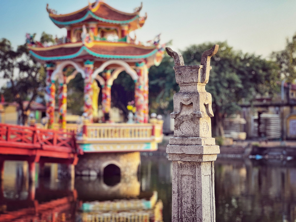 Cột lư hương cổ phục vụ các nghi lễ trong các kỳ lễ hội Xuân hàng năm. (Ảnh: Mai Mai/Vietnam+)