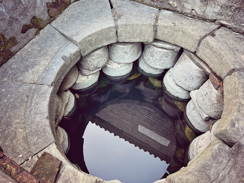 Nước giếng trong vắt, tinh khiết, vẫn thường dùng để đồ xôi sửa lễ cúng Phật. (Ảnh: Mai Mai/Vietnam+)