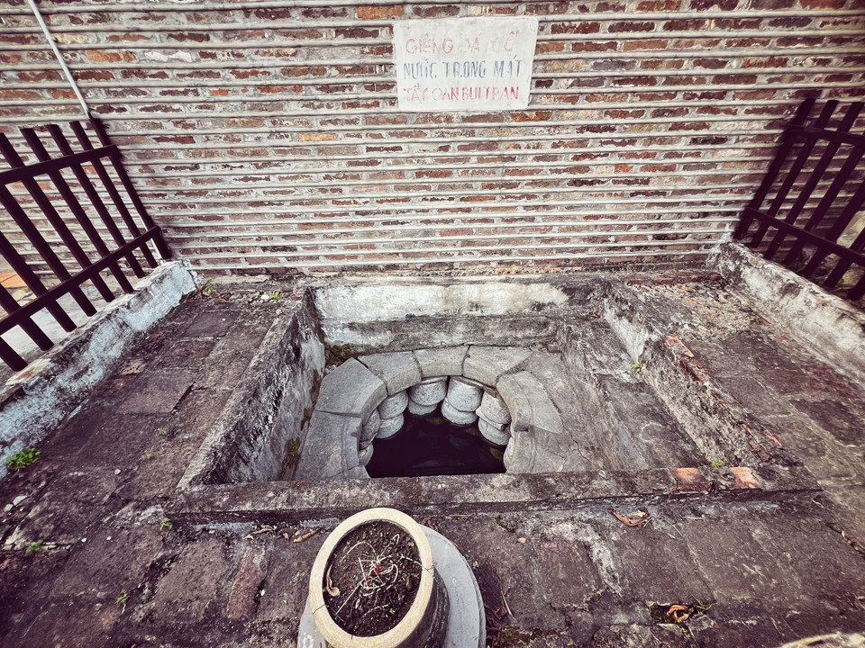 Thành giếng được tạo thành bởi những chiếc cối đá cổ xếp vòng tròn chồng từng lớp nên nhau. (Ảnh: Mai Mai/Vietnam+)