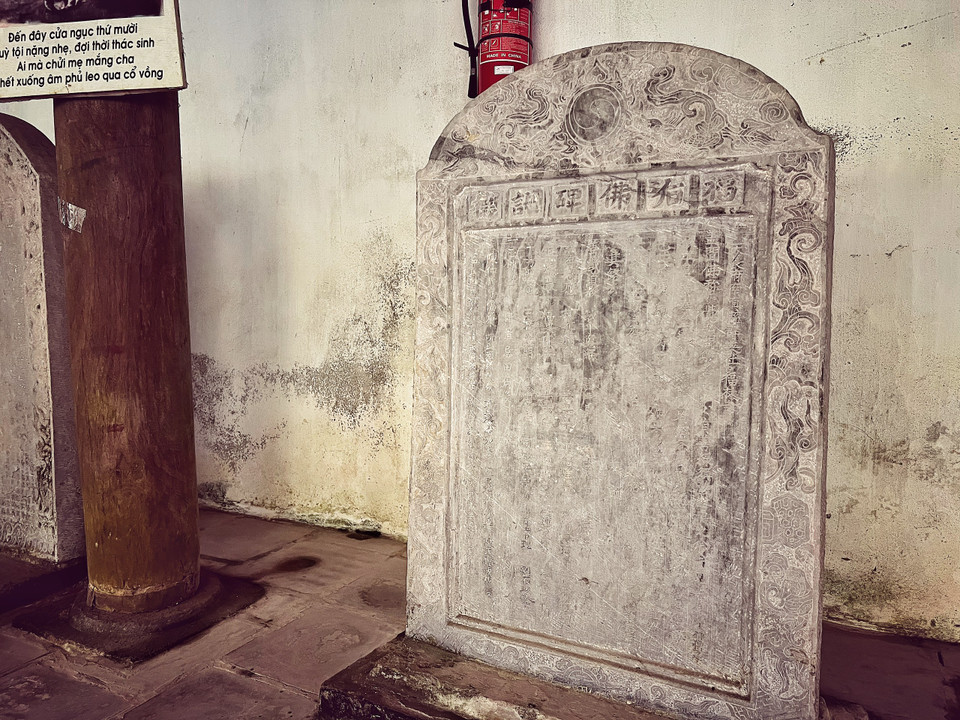 Hai dãy hành lang Đông, Tây là nơi lưu giữ một khối lượng lớn văn bia có giá trị về nhiều mặt. Tổng số có gần 40 bia, theo hình thức có thể chia làm hai khối: “Bia vuông tạc tượng, bia tròn ghi công”. (Ảnh: Mai Mai/Vietnam+)