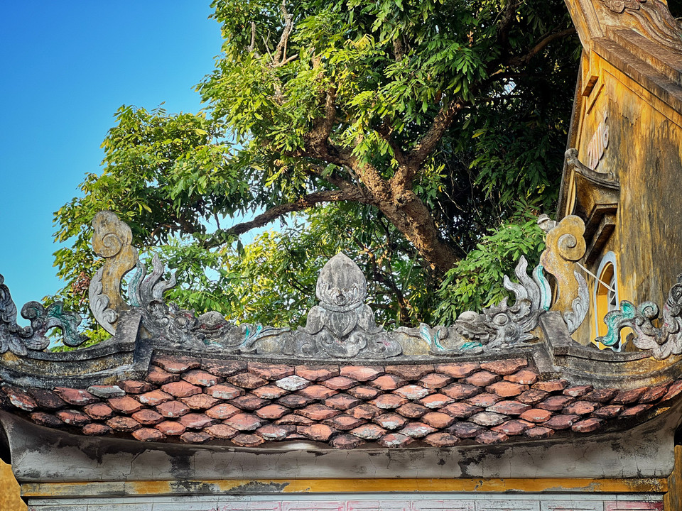 Vật liệu xây tường, lợp mái được dùng là gạch Bát Tràng vuông kích thước là 30cm x 30 cm và ngói ta. (Ảnh: Mai Mai/Vietnam+)