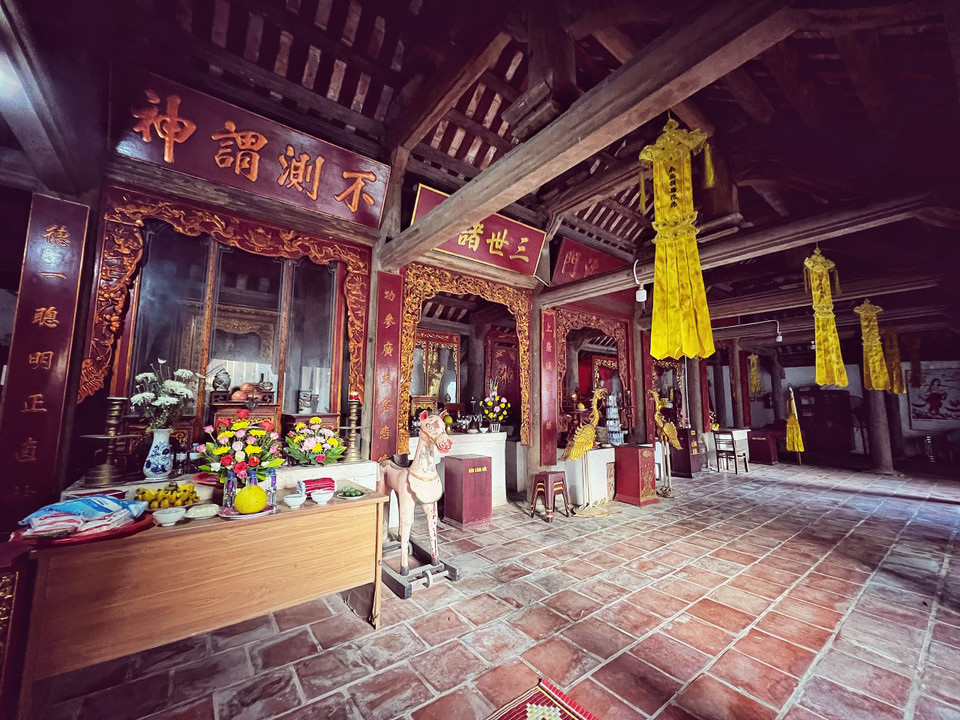 Tiền đường năm gian bảo lưu kiến trúc đậm đà thời hậu Lê. Công trình không vươn theo trục dọc (chiều cao) mà phát triển theo trục ngang (chiều rộng) nên có dáng thấp với mái ngói uốn cong mềm mại. Kiến trúc thực hiện theo kiểu: bẩy, kẻ, trụ non, câu đầu-là thứ kiến trúc tiêu biểu của hai thế kỷ XVII và XVIII.(Ảnh: Mai Mai/Vietnam+)