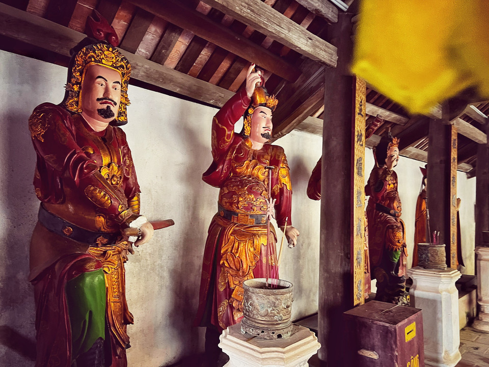 Tượng Phật trong chùa được đặt trên hệ thống cầu sàn, tạo dáng sinh động gần gũi với đời thường. Các pho tượng có kích thước lớn như A Di Đà, tứ vị Bồ tát, Bát vị kim cương, hộ pháp càng thể hiện đậm nét phong cách và tài hoa nghệ thuật. (Ảnh: Mai Mai/Vietnam+)