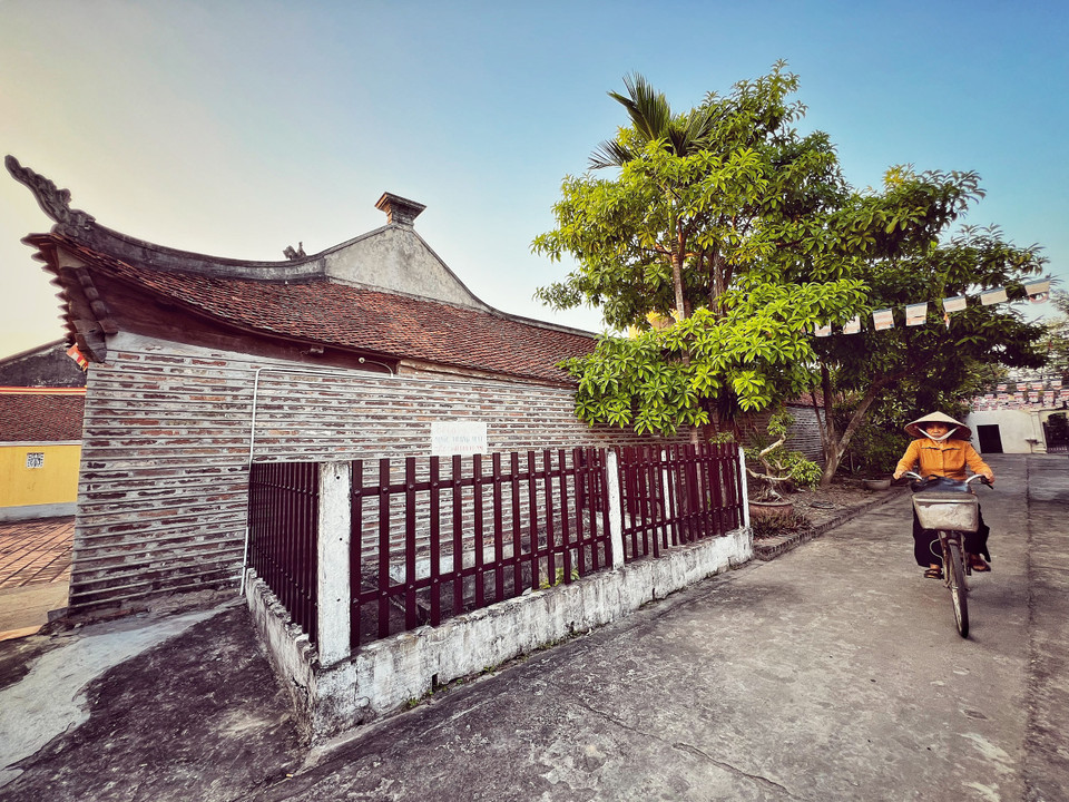 Trong khuôn viên chùa có giếng nước vô cùng độc đáo, được quây kín có cửa cho khách vào tham quan. (Ảnh: Mai Mai/Vietnam+)