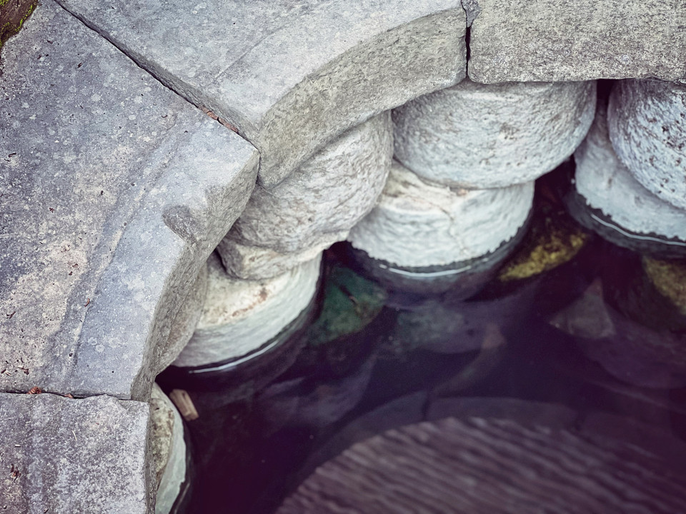 Giếng cổ đã có từ hàng trăm năm và vẫn cung cấp nước sinh hoạt cho nhà chùa. (Ảnh: Mai Mai/Vietnam+)