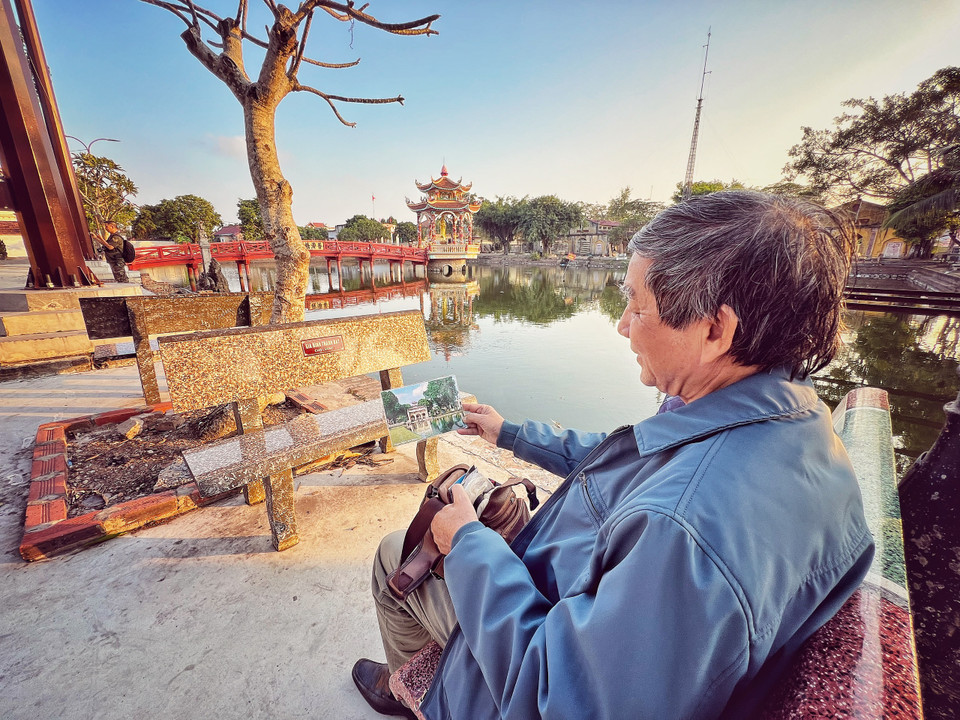 Nhiếp ảnh gia người Nam Định Trần Chính Nghĩa giới thiệu hình ảnh chụp chùa Lương vào những năm 80 của thế kỷ trước. (Ảnh: Mai Mai/Vietnam+)