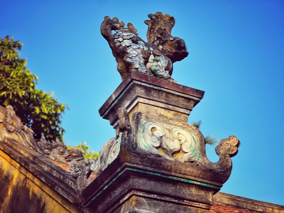 Nghệ thuật điêu khắc tại chùa Lương cũng rất đặc sắc với những chạm khắc hình tượng con rồng với nhiều tư thế: rồng chầu mặt nguyệt, rồng cuốn thủy, rồng vuốt râu, rồng ngậm ngọc, rồng bay, rồng cùng ngựa chim cá vui đùa, trúc hoa long... (Ảnh: Mai Mai/Vietnam+)