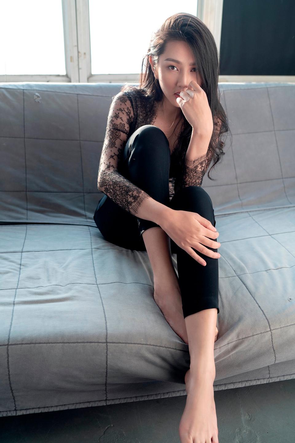 Vốn được biết đến là một cô gái thông minh, Thùy Tiên liên tục xuất hiện tại các sự kiện thời trang đình đám của các nhà thiết kế trong nước. (Ảnh: Bobby Nguyễn/Vietnam+)