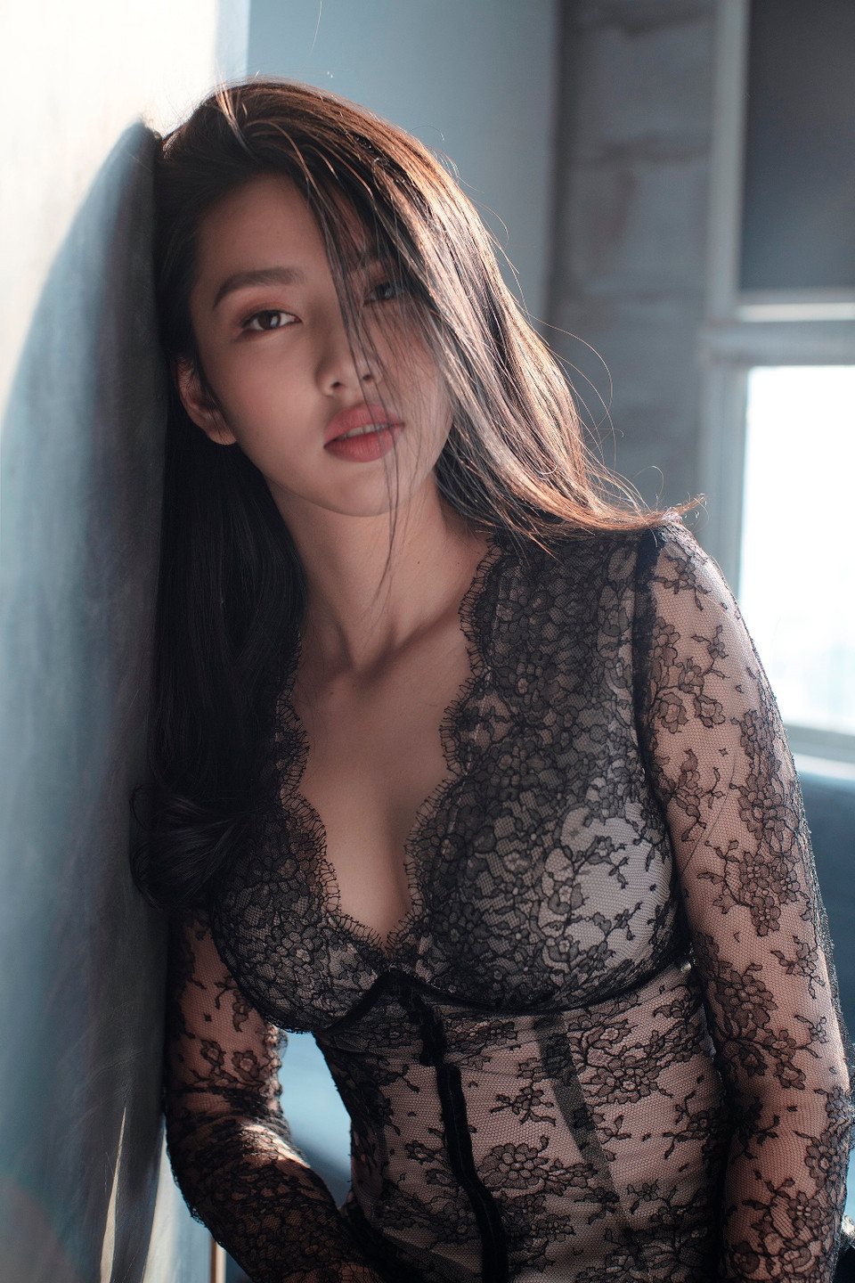 Trang phục vừa khéo léo khoe được vóc dáng vừa vô cùng nghệ thuật. (Ảnh: Bobby Nguyễn/Vietnam+)