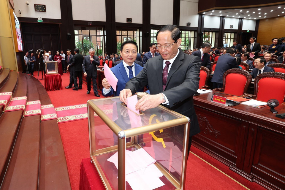 Các đồng chí Ban Chấp hành Trung ương khóa XIII bỏ phiếu bầu Tổng Bí thư. (Ảnh: Dương Giang/TTXVN)