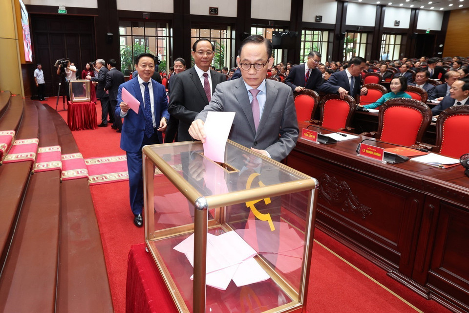 Các đồng chí Ban Chấp hành Trung ương khóa XIII bỏ phiếu bầu Tổng Bí thư. (Ảnh: Dương Giang/TTXVN)