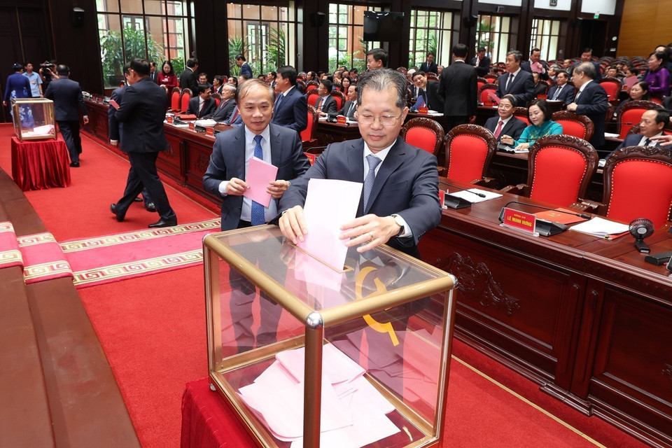 Các đồng chí Ban Chấp hành Trung ương khóa XIII bỏ phiếu bầu Tổng Bí thư. (Ảnh: Dương Giang/TTXVN)