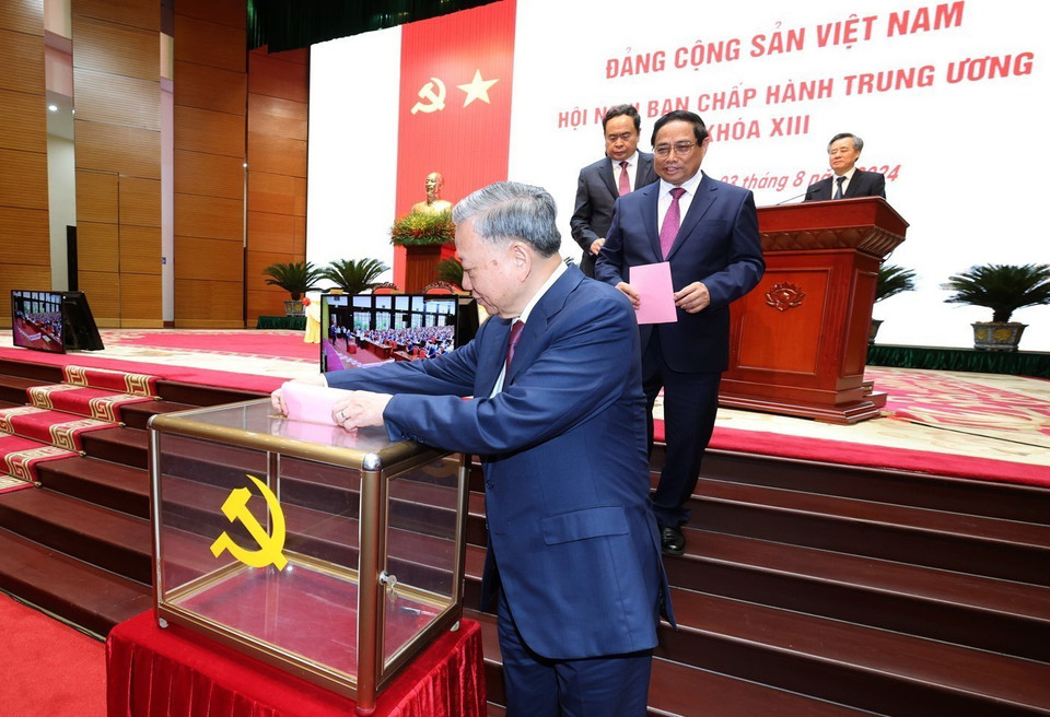 Các đồng chí Lãnh đạo chủ chốt bỏ phiếu bầu Tổng Bí thư. (Ảnh: Trí Dũng/TTXVN)
