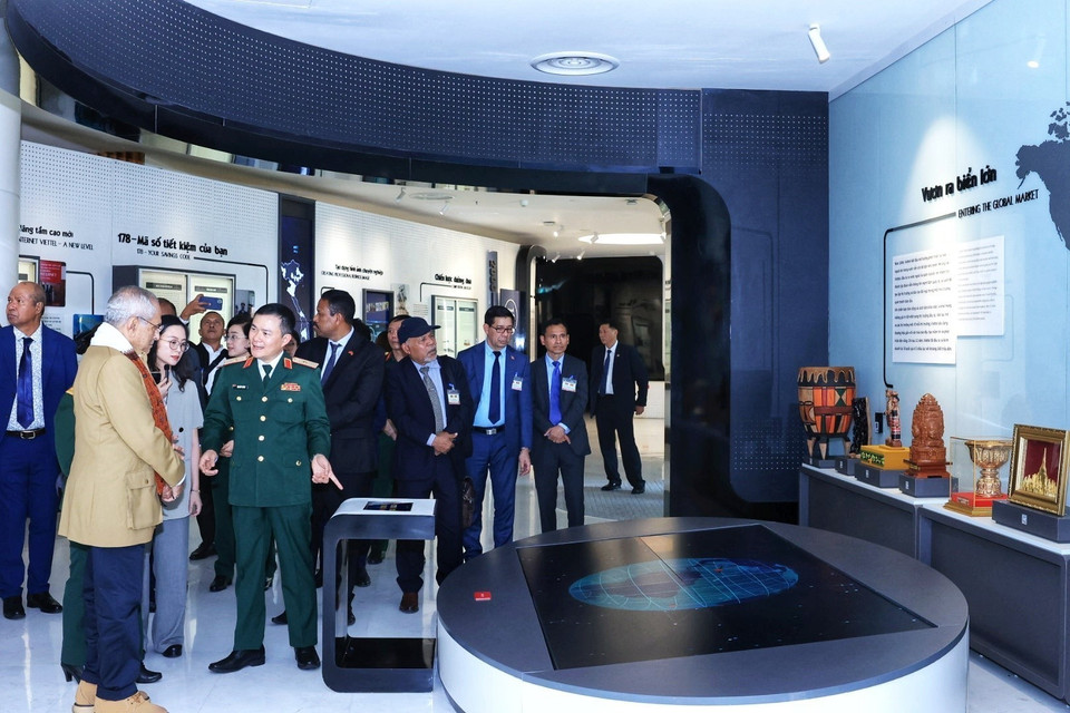 Tổng thống Timor-Leste Jose Ramos-Horta cùng các đại biểu tham quan bảo tàng của Tập đoàn Viettel. (Ảnh: Tuấn Anh/TTXVN)