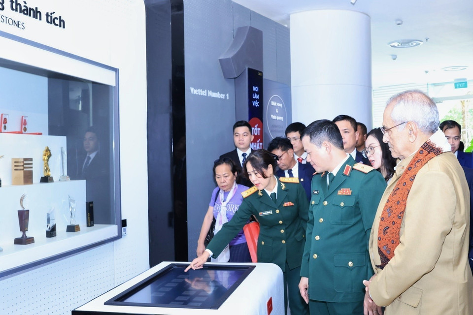 Tổng thống Timor-Leste Jose Ramos-Horta cùng các đại biểu tham quan bảo tàng của Tập đoàn Viettel. (Ảnh: Tuấn Anh/TTXVN)