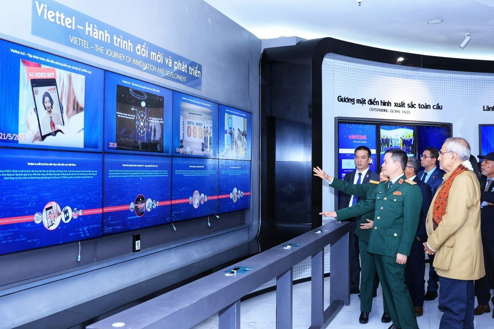 Tổng thống Timor-Leste Jose Ramos-Horta cùng các đại biểu tham quan bảo tàng của Tập đoàn Viettel. (Ảnh: Tuấn Anh/TTXVN)