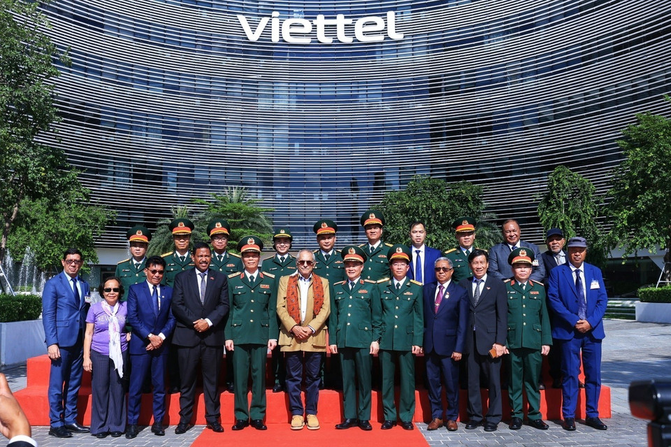 Tổng thống Timor-Leste Jose Ramos-Horta và các đại biểu chụp ảnh chung với lãnh đạo Tập đoàn Viettel. (Ảnh: Tuấn Anh/TTXVN)