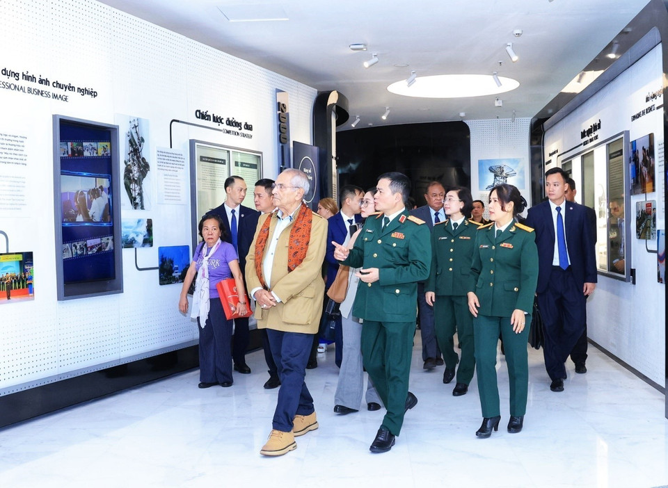 Tổng thống Timor-Leste Jose Ramos-Horta cùng các đại biểu tham quan bảo tàng của Tập đoàn Viettel. (Ảnh: Tuấn Anh/TTXVN)