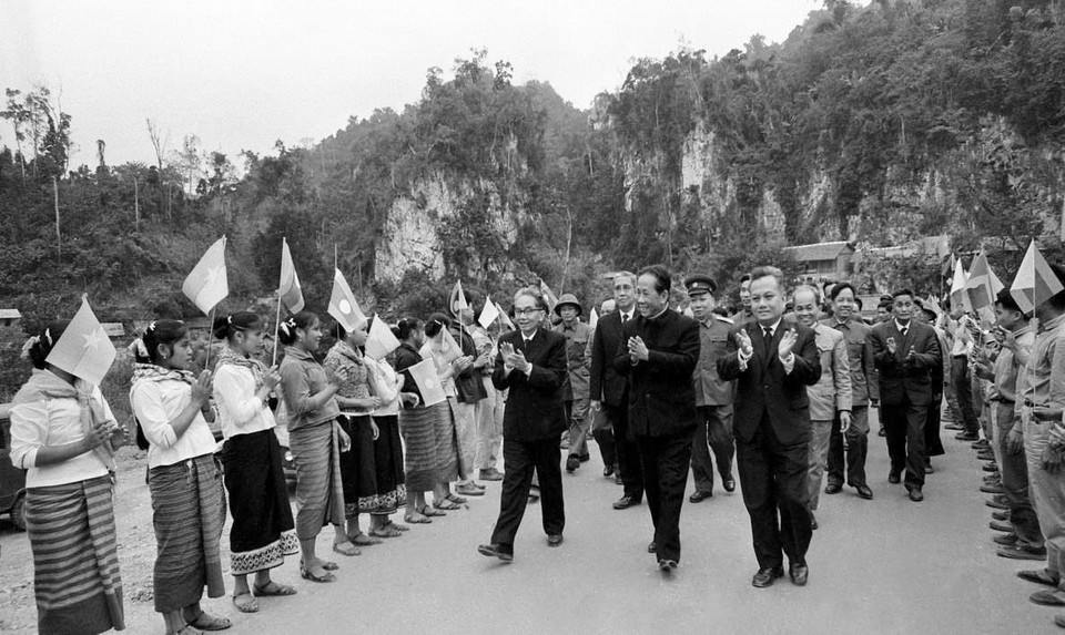 Đồng chí Lê Duẩn, Bí thư thứ nhất Ban Chấp hành Trung ương Đảng Lao động Việt Nam dẫn đầu Đoàn đại biểu Đảng Lao động Việt Nam, Chính phủ Việt Nam Dân chủ Cộng hòa thăm vùng giải phóng Lào (2-6/11/1973). (Ảnh: TTXVN)