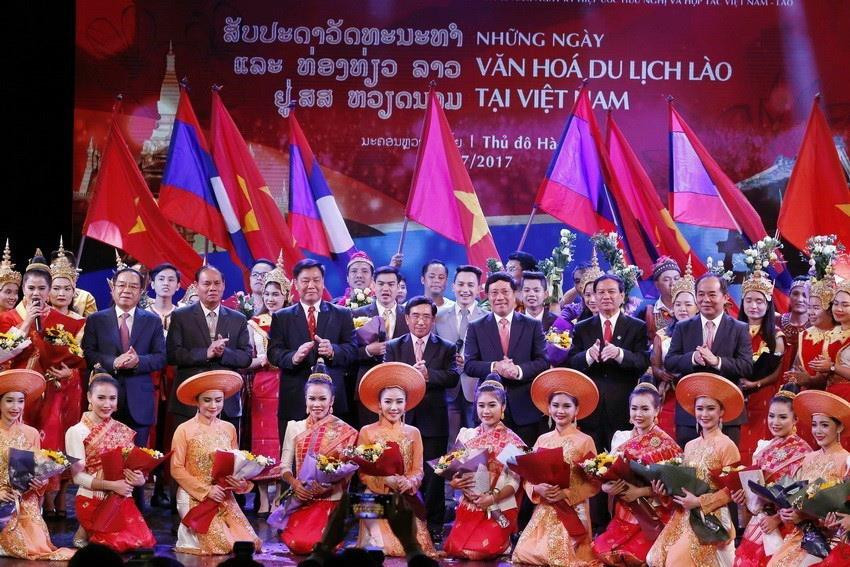 Lãnh đạo hai nước tại lễ khai mạc Những ngày Văn hóa-Du lịch Lào tại Việt Nam, tối 17/7/2017, tại Hà Nội. (Ảnh: Văn Điệp/TTXVN)