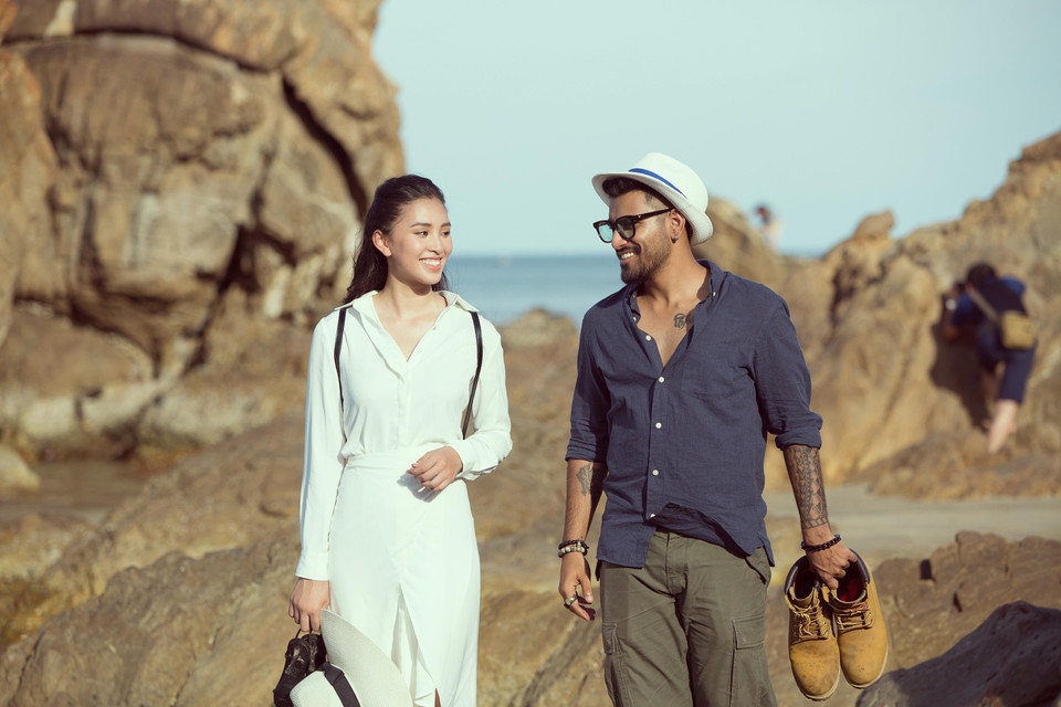 Vẻ đẹp mộc mạc nhưng không hề kém phần sắc sảo của nàng Hậu bên chàng trai lạ dạo chơi bên bờ biển, giữa khung cảnh lãng mạn và yên bình đẹp như một thước phim. (Ảnh: Viết Quý/Vietnam+)