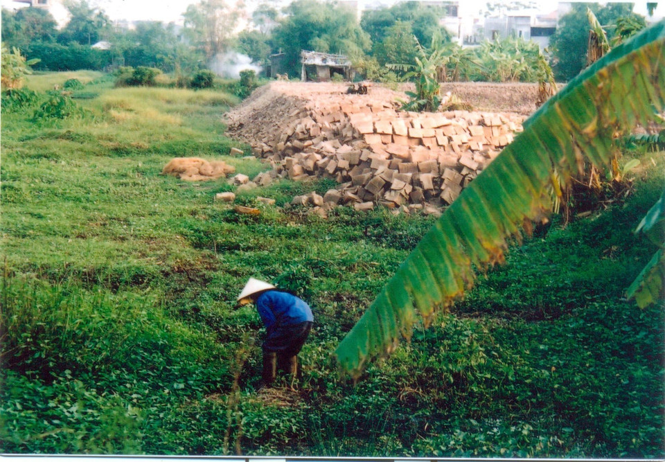 Thời gian gần đây, nhiều người dân tại tổ 11, 12, phường Ngọc Thụy khiếu nại phản đối việc Ủy ban Nhân dân quận Long Biên thu hồi 2 hồ câu Xuân Quế và hồ câu Sơn Thủy để thực hiện dự án theo quy hoạch được UBND thành phố Hà Nội phê duyệt vì cho rằng đây là các hồ tự nhiên. UBND quận Long Biên khẳng định hai hồ câu này là đất nông nghiệp, không phải hồ tự nhiên. (Ảnh: TTXVN phát)