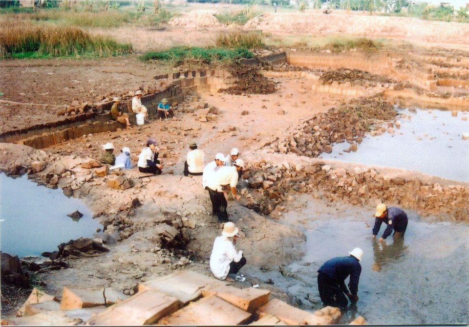 Bãi đất nông nghiệp được chụp thời điểm 2004, trước khi người dân thuê thầu vào năm 2005, đã được người dân đào múc trở thành hồ (nay là hồ và nhà hàng Xuân Quế). (Ảnh: TTXVN phát)