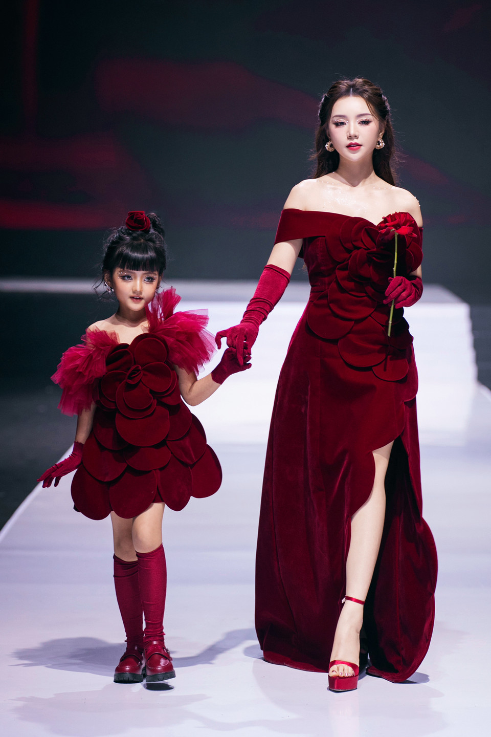 Trở lại mùa thời trang thứ 18 cùng Vietnam International Fashion Week Fall/Winter, Thảo Nguyễn mang đến bộ sưu tập “Rosy Fall.” (Ảnh: PV/Vietnam+)