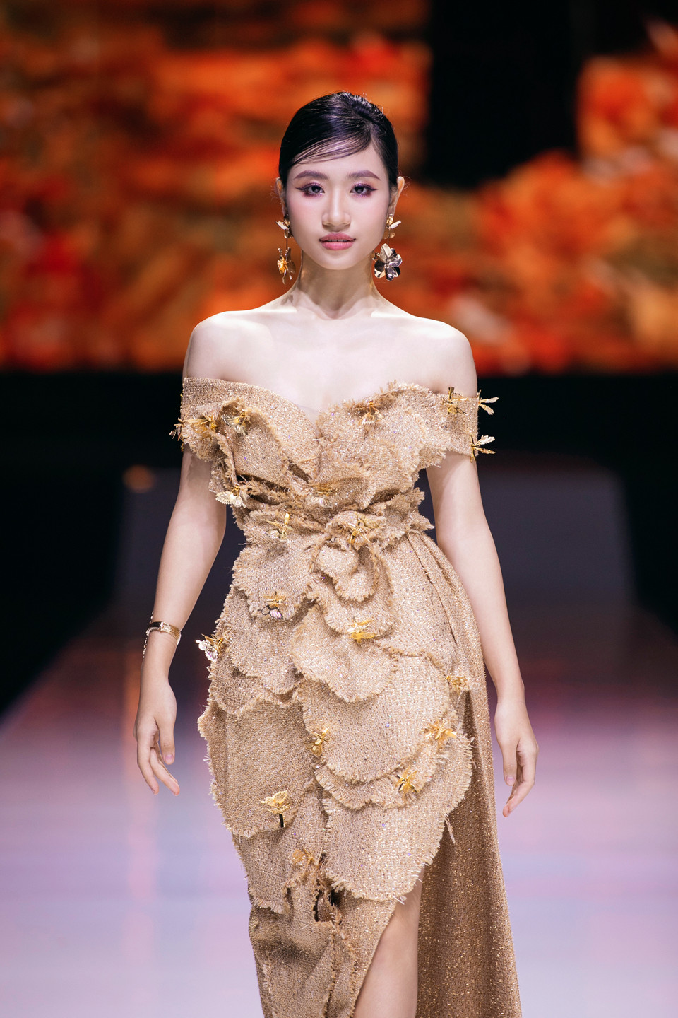 Một thiết kế trong bộ sưu tập “Rosy Fall.” (Ảnh: PV/Vietnam+)