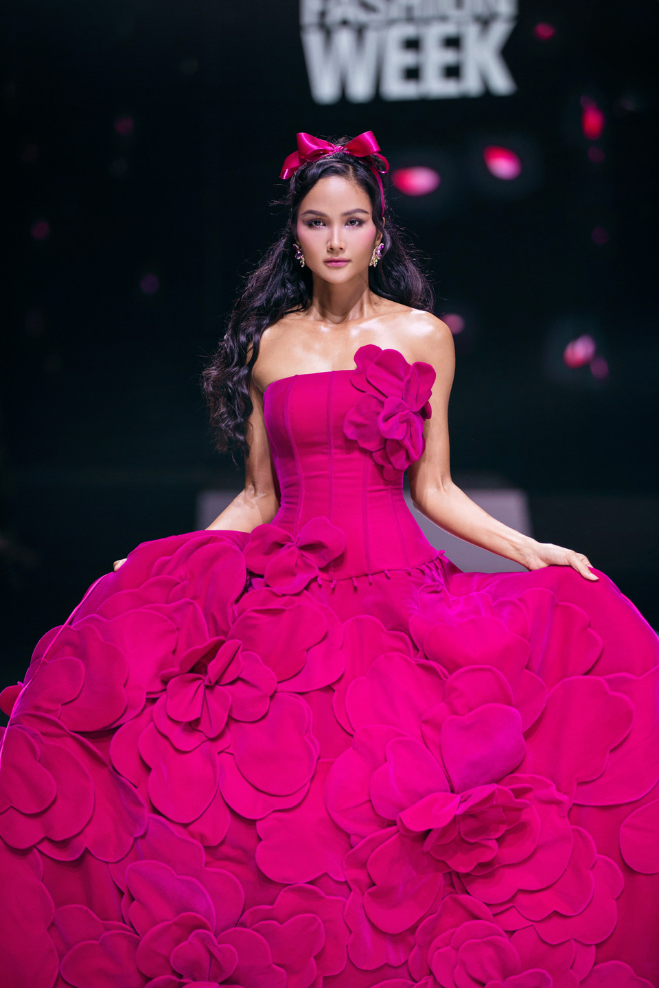 Thiết kế với các nếp gấp xếp ly độc đáo phía sau là màn “biến hóa” xuất sắc từ bộ váy ngắn trẻ trung thành tà váy dài bồng bềnh đầy mộng mơ. (Ảnh: PV/Vietnam+)