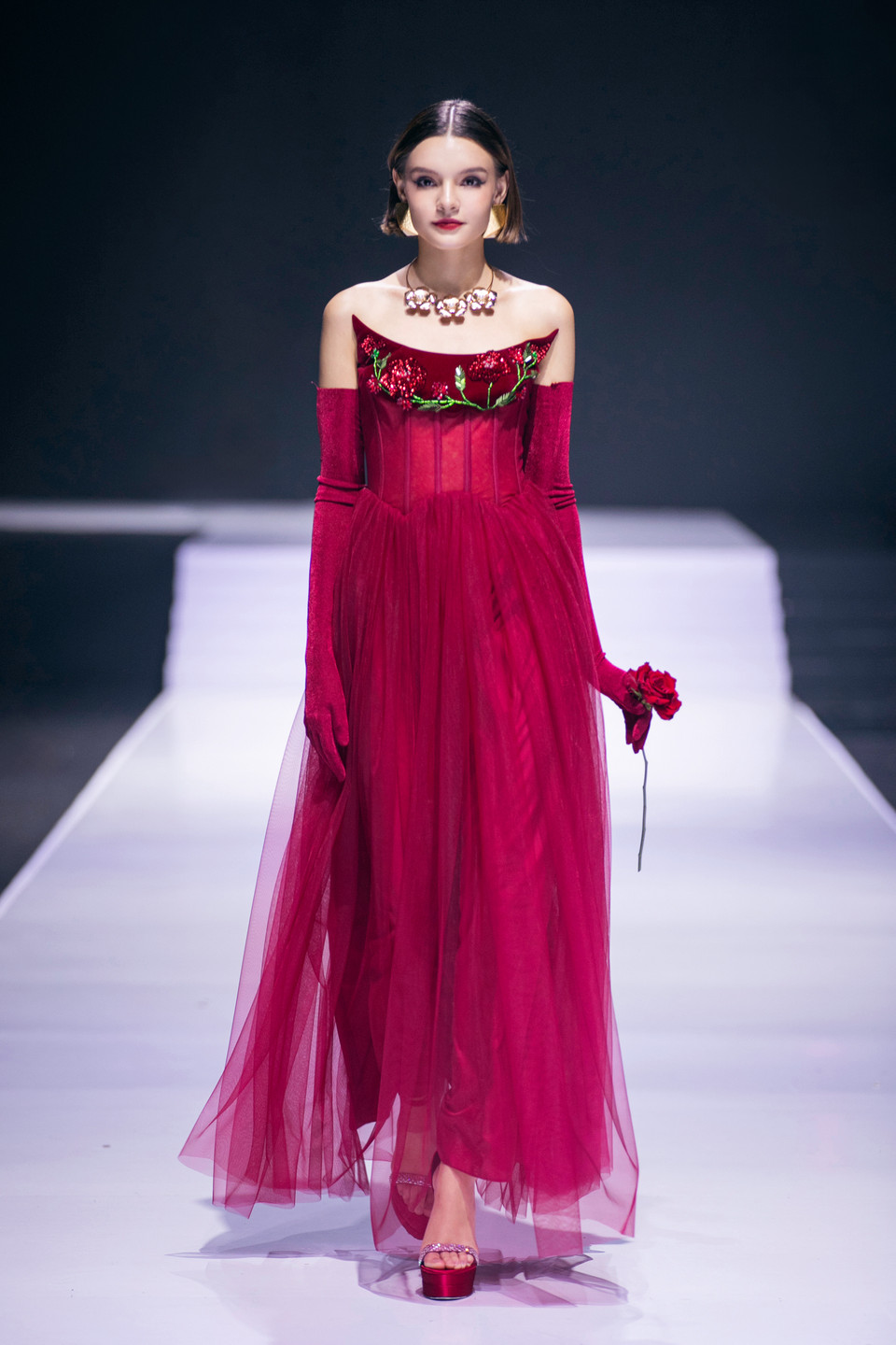 Mỗi thiết kế trong bộ sưu tập như một câu chuyện được kể qua những đường kim mũi chỉ tinh xảo trên nền chất liệu nhung và dạ tweed cao cấp. (Ảnh: PV/Vietnam+)