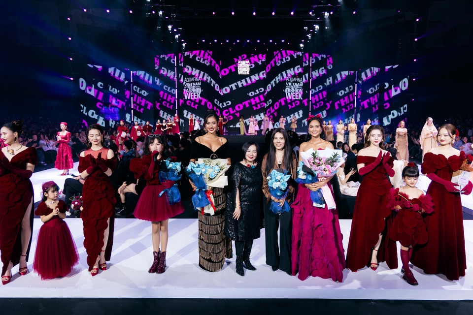 Toàn cảnh bộ sưu tập “Rosy Fall.” (Ảnh: PV/Vietnam+)