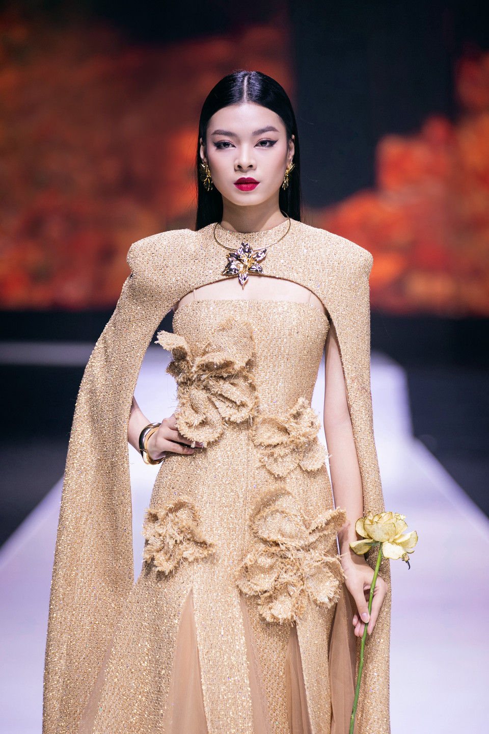 Một thiết kế trong bộ sưu tập “Rosy Fall.” (Ảnh: PV/Vietnam+)