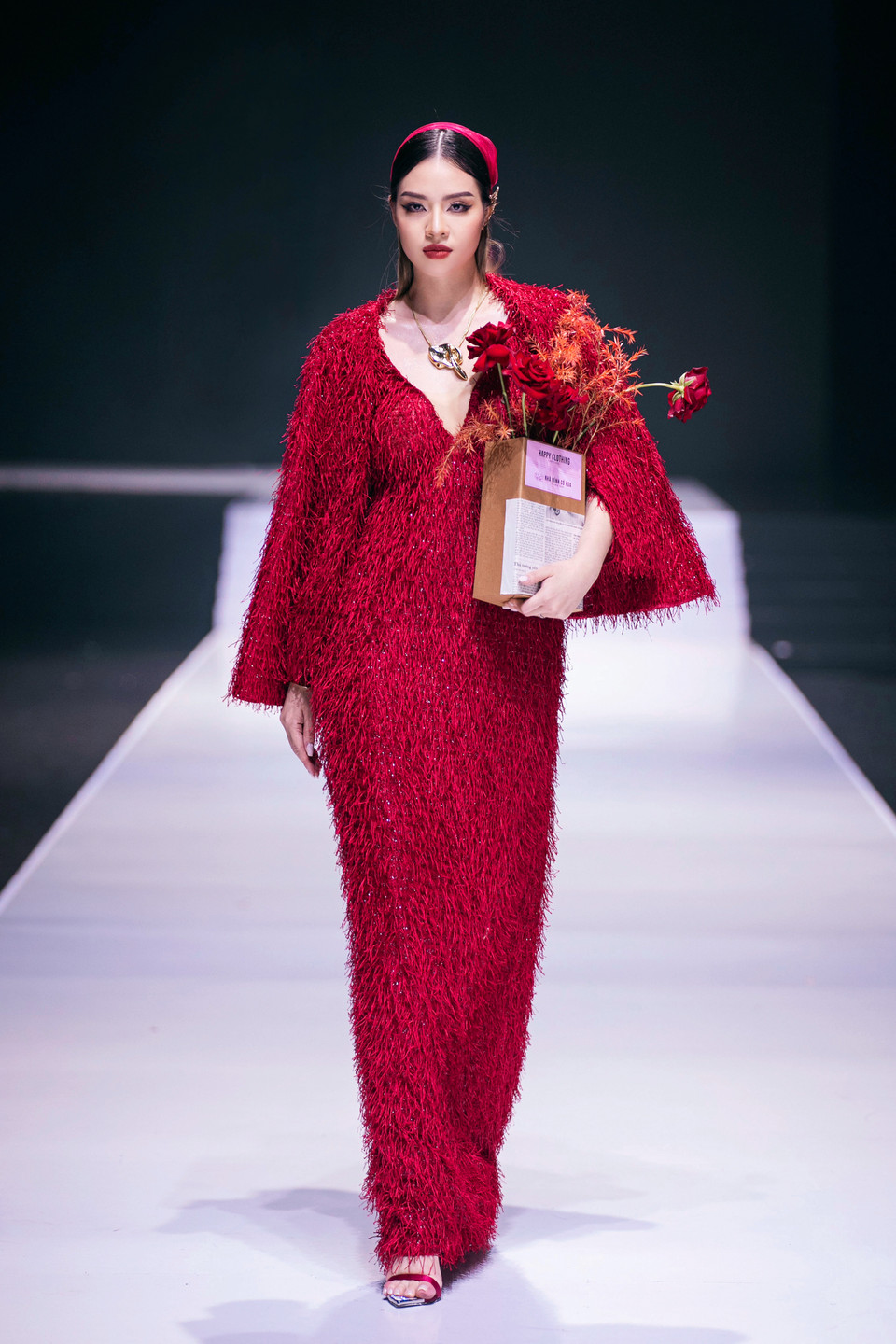 Thảo Nguyễn cho biết bộ sưu tập của cô lấy cảm hứng từ những chiều Thu se lạnh, hòa quyện trong màu nắng vàng ươm và sắc đỏ thắm trong từng cánh hồng nhung. Cô muốn khơi dậy những kỷ niệm đẹp đẽ của mùa Thu Hà Nội. (Ảnh: PV/Vietnam+)