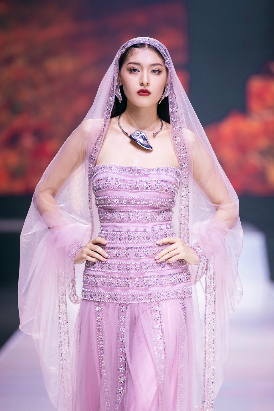 Không chỉ là thời trang, từng thiết kế trong bộ sưu tập “Rosy Fall” còn truyền tải thông điệp về sự chuyển mình đầy ngẫu hứng của thiên nhiên. (Ảnh: PV/Vietnam+)